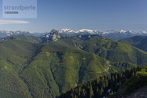 Idyllischer Blick auf Bergketten gegen den Himmel