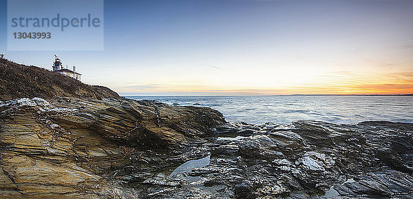 Ansicht von Felsen gegen das Meer bei Sonnenuntergang