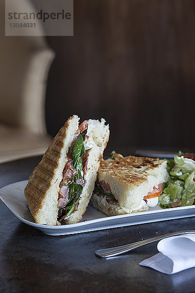 Nahaufnahme eines getoasteten Sandwiches auf dem Teller im Restaurant