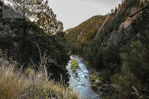 Hochwinkelansicht eines Flusses  der inmitten von Bergen fließt