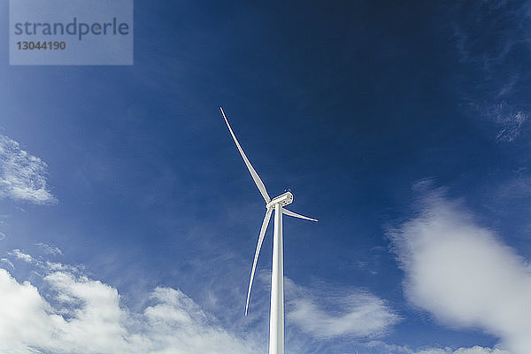 Tiefwinkelansicht der Windmühle gegen blauen Himmel