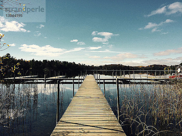 Pier am See gegen den Himmel