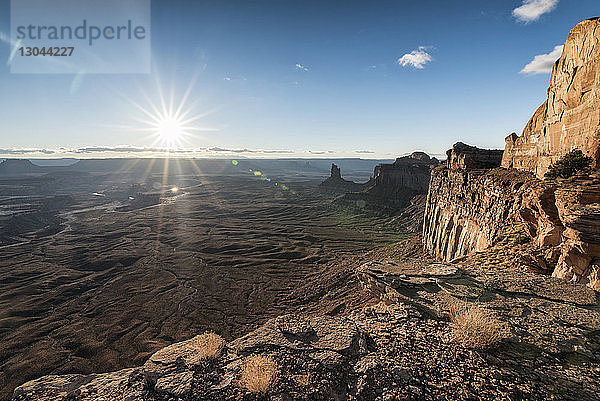 Landschaftliche Ansicht der Felsformationen im Canyonlands-Nationalpark gegen den Himmel