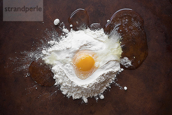 Draufsicht auf das Ei in Mehl auf dem Tisch