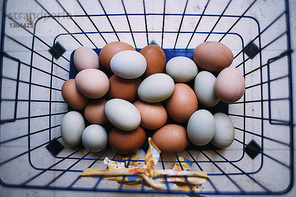 Draufsicht auf Eier im Metallkorb auf dem Tisch