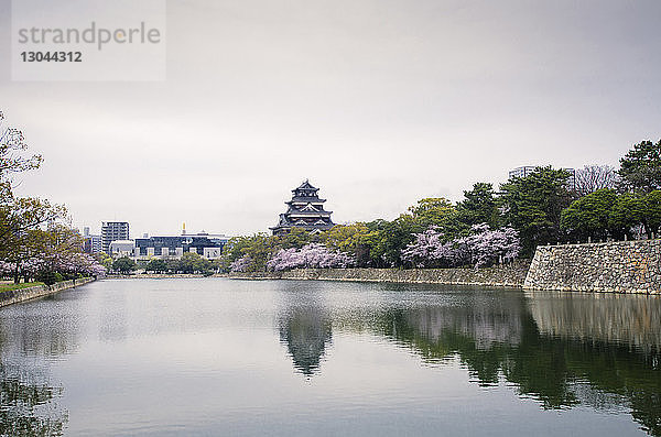 Schloss Hiroshima am Wassergraben gegen den Himmel