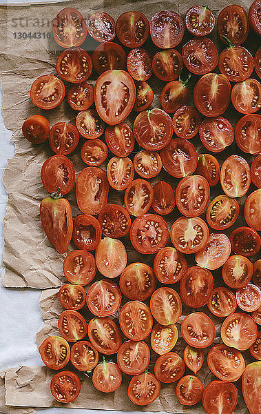 Hochwinkelansicht von Tomatenscheiben auf dem Tisch