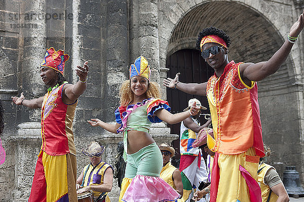 Tanzende Menschen auf der Straße in Havanna