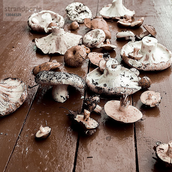 Nahaufnahme von Pilzen auf Holztisch