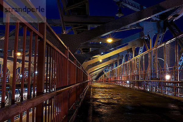 Brücke gegen den Himmel in der Stadt bei Nacht