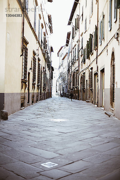 Gasse inmitten von Gebäuden in der Stadt