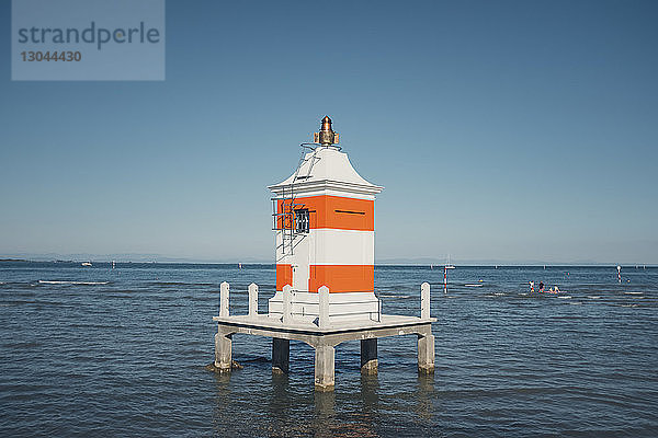 Blick auf den Leuchtturm auf See bei klarem Himmel