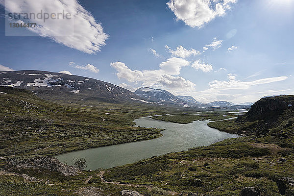 Landschaftsansicht Fluss durch Berge gegen den Himmel