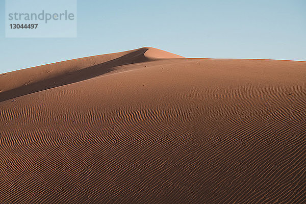 Beschaulicher Blick auf Sanddünen vor klarem Himmel