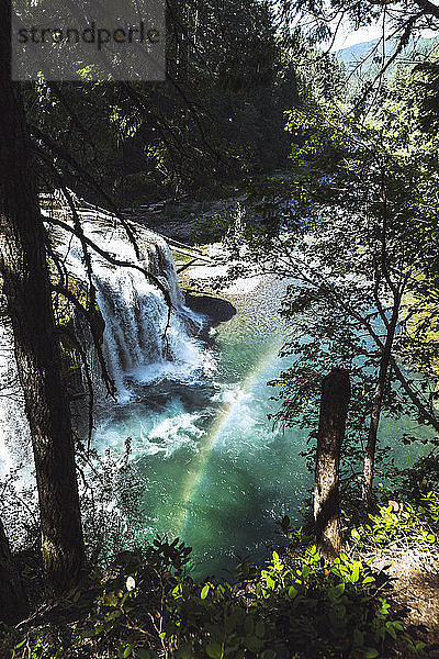 Idyllische Hochwinkelansicht eines Wasserfalls im Wald