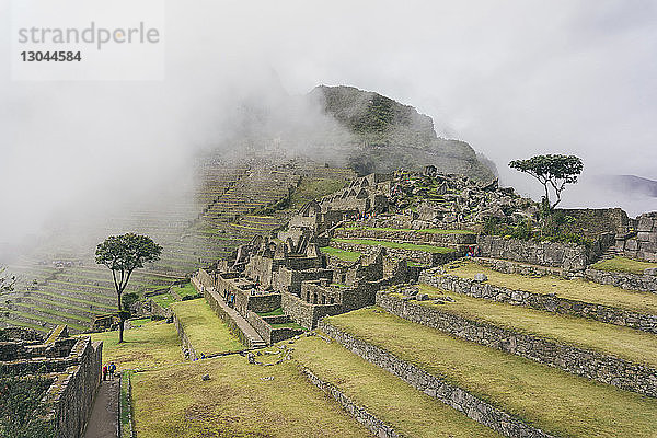 Szenische Ansicht von Machu Picchu bei nebligem Wetter