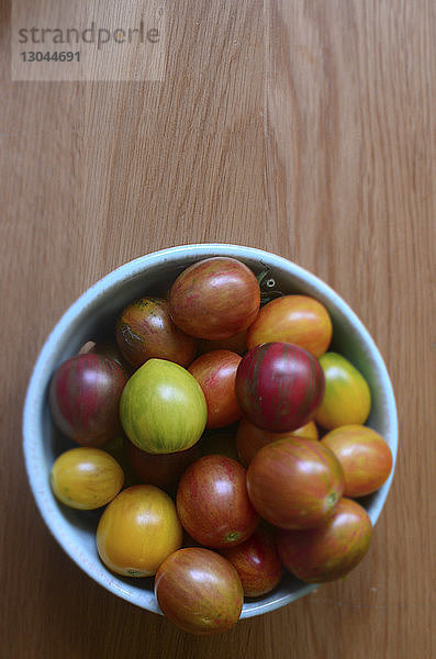 Draufsicht auf Erbstück-Tomaten in einer Schale auf dem Tisch