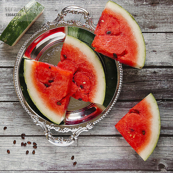 Draufsicht auf Wassermelonenscheiben mit Schale auf Holztisch