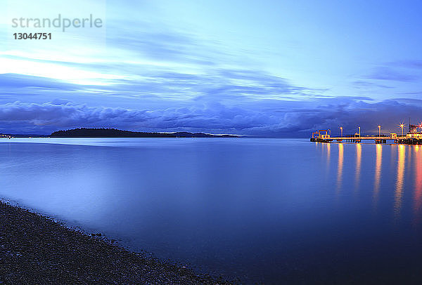 Landschaftlicher Blick auf den See bei bewölktem Himmel in der Nacht