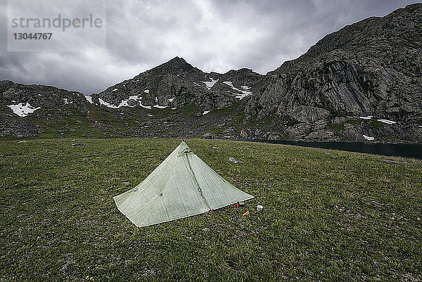 Zelt auf Feld bei Bergen im White River National Forest gegen bewölkten Himmel