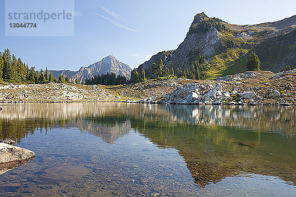 Ruhiger Blick auf See und Mt. Baker gegen den Himmel