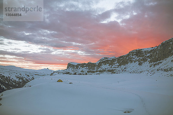 Panoramablick auf die schneebedeckte Landschaft im Grand-Teton-Nationalpark bei Sonnenuntergang