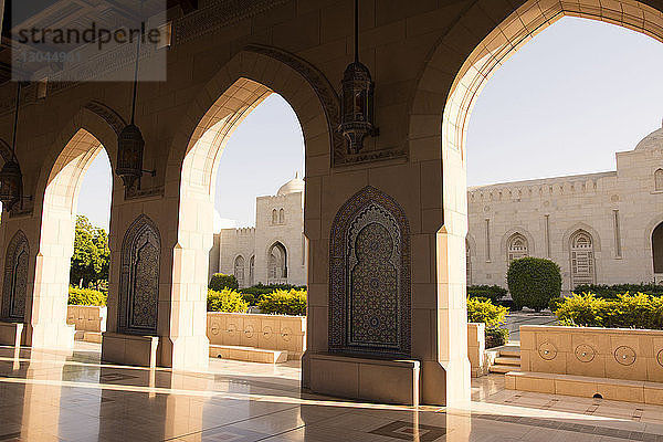 Bögen in der Großen Moschee von Sultan Qaboos an einem sonnigen Tag