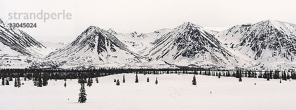 Panoramablick auf schneebedeckte Berge im Winter