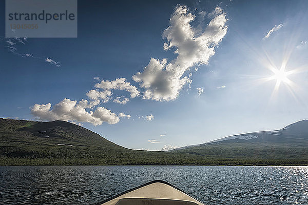 Ausschnittsaufnahme eines Bootes auf einem See nach Feld an einem sonnigen Tag