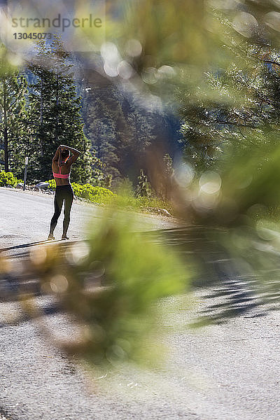 Hochwinkelansicht eines Athleten  der auf einem Fußweg trainiert