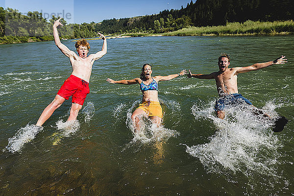 Freunde springen in den See