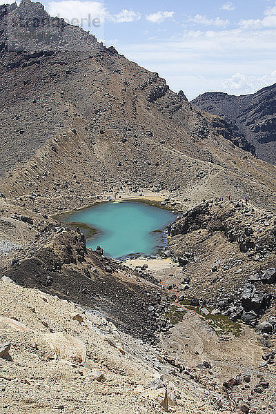 Hochwinkel-Szenenansicht eines Sees inmitten von Bergen