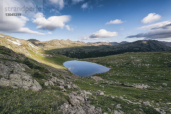 See inmitten eines Feldes im White River National Forest gegen den Himmel