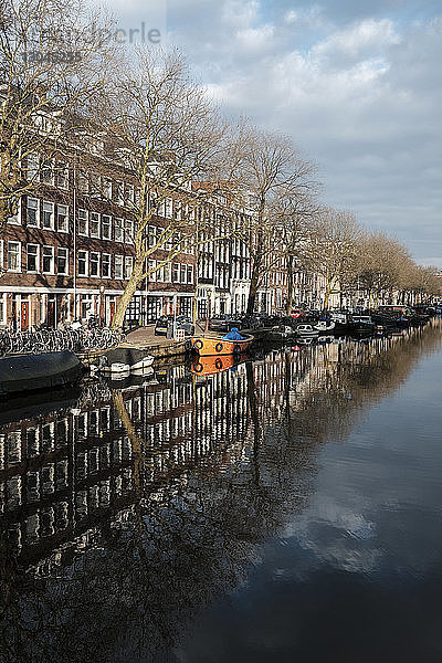 Boote im Hafen am Kanal gegen Gebäude in der Stadt vertäut