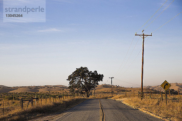 Straße inmitten der Landschaft gegen den Himmel