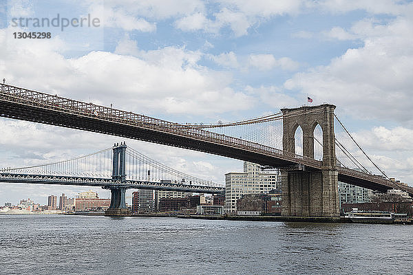 Brücken über den East River gegen bewölkten Himmel in der Stadt