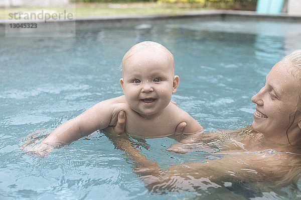 Porträt eines Mädchens beim Schwimmen mit der Mutter im Pool
