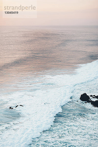 Hochwinkelansicht der Wellen im Meer gegen den Himmel