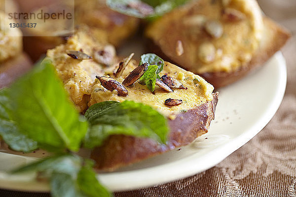 Nahaufnahme von in Teller servierten Crostini