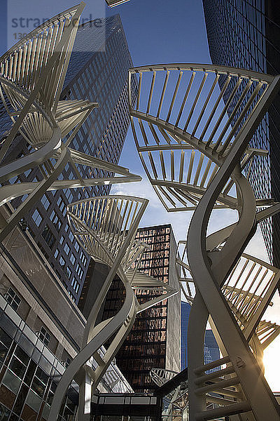 Niedrigwinkelansicht einer Metallstruktur gegen moderne Gebäude in der Stadt