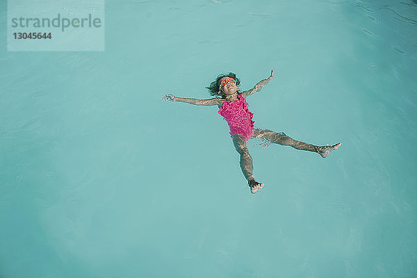 Hochwinkelansicht eines Mädchens im Schwimmbad