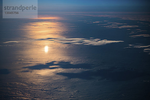 Luftaufnahme des Meeres bei Sonnenuntergang