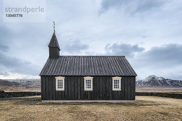 Kapelle auf dem Feld gegen den Himmel