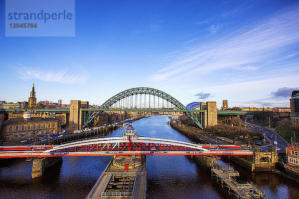 Hochwinkelansicht der Tyne-Brücke über den Fluss gegen den Himmel
