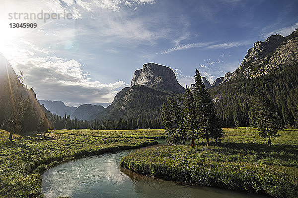 Fluss inmitten des Feldes gegen Squaretop Mountain