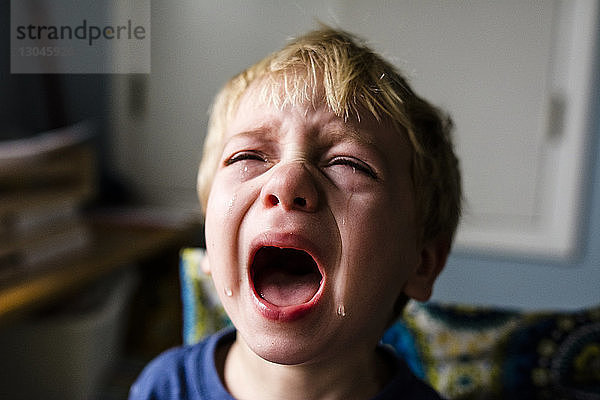 Nahaufnahme eines zu Hause weinenden Jungen