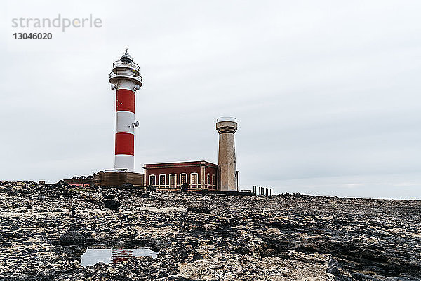 Toston-Leuchtturm an der Küste gegen den Himmel