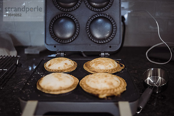 Hochwinkelansicht von Pfannkuchen in der Maschine