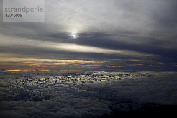 Szenische Ansicht der Wolkenlandschaft bei Sonnenuntergang