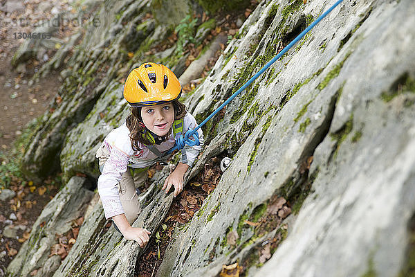 Porträt eines Mädchens am Kletterfelsen von Lees Athas